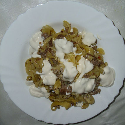 Noodles with the ground meat and white sauce